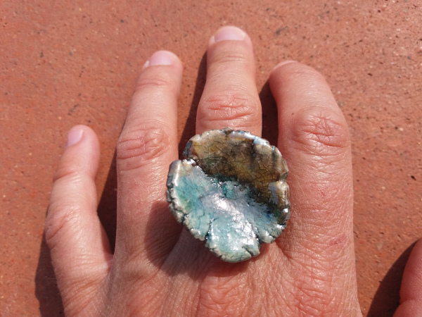 Anello creato con tecnica raku Immagine di un anello raku