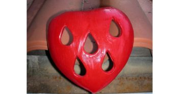 Immagine di un cuore in terracotta a forma di goccia