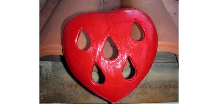 Immagine di un cuore in terracotta a forma di goccia