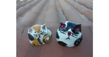 Immagine di gatte in ceramica