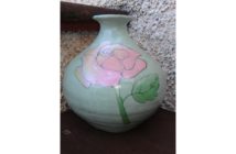 Immagine di un vaso rosa con ingobbio verde