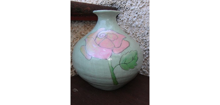 Immagine di un vaso rosa con ingobbio verde