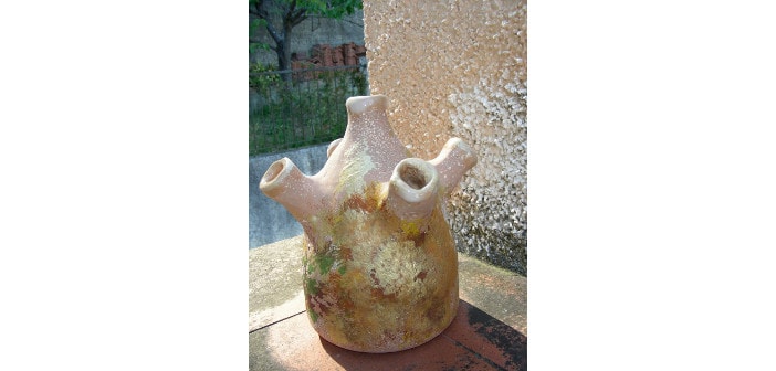 Immagine di una vaso in ceramica a cinque bocche