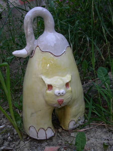 Immagine di una scultura di gatto grande vista esterna