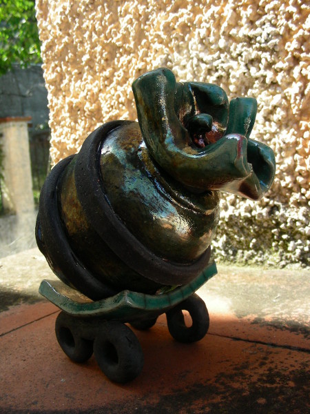 Immagine di un vasetto raku con tappo e base con vista esterna e stretta