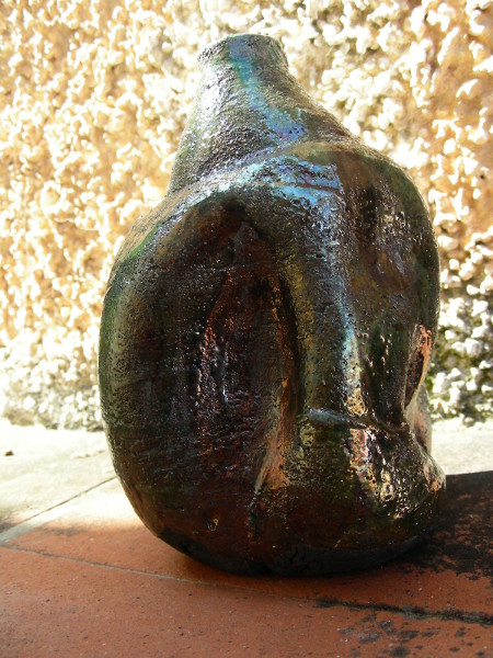 Immagine di un vaso raku irregolare vista laterale