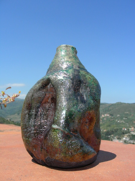 Immagine di un vaso raku irregolare altra vista