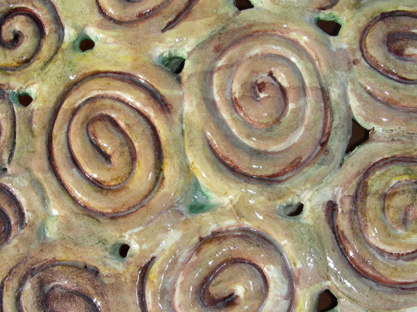 Immagine di un vassoio in ceramica a colombini particolare