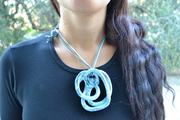 Immagine di una collana con nodi blu turchesi