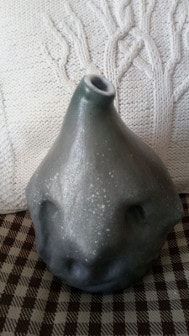 Immagine di un vaso azzurro grande con impressioni vista laterale
