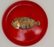 Immagine di un piatto in ceramica di Silvestro Pampolini, Quel che resta di un pesce, nobiltà di una lisca