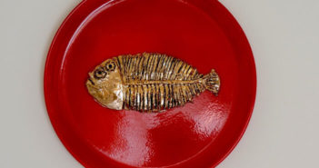 Immagine di un piatto in ceramica di Silvestro Pampolini, Quel che resta di un pesce, nobiltà di una lisca