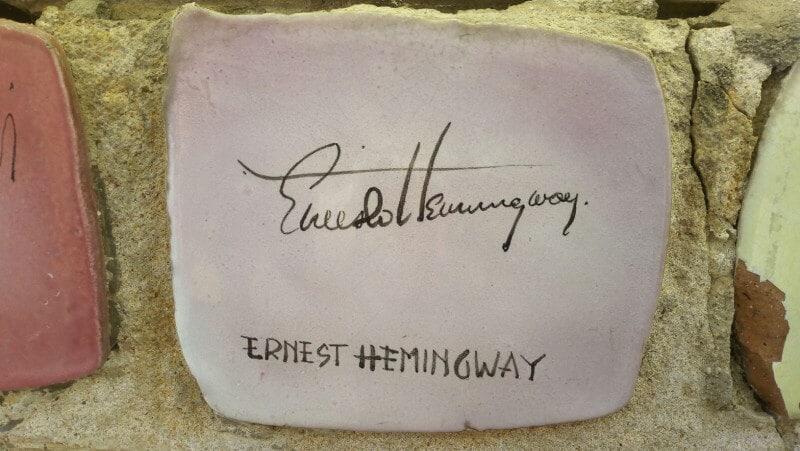 Immagine della ceramica di Ernest Hemingway sul Muretto di Alassio