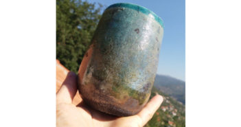 Immagine di un vaso raku stretto con proporzioni