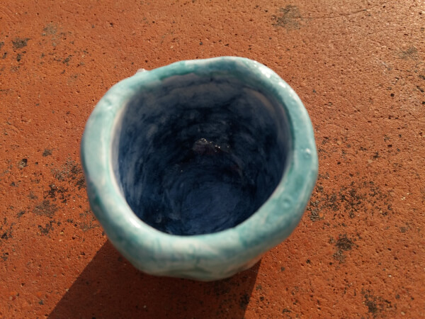 Immagine di una coppetta in ceramica artigianale, vista superiore