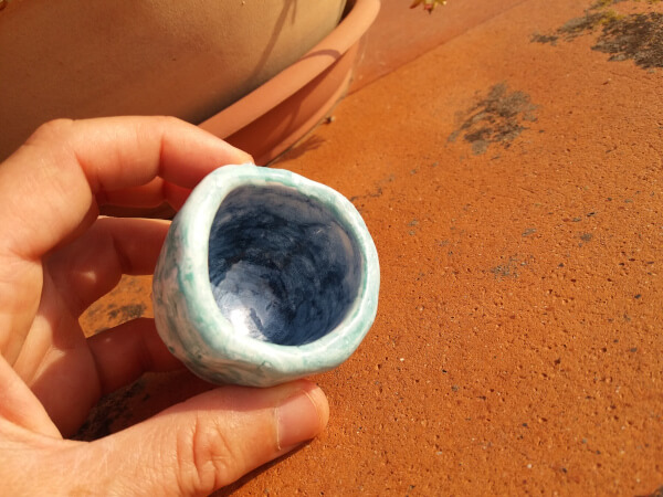 Immagine di una coppetta in ceramica artigianale azzurra, dimensioni