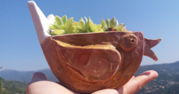 Immagine di un vaso e portavasi ceramica artigianale a forma uccello